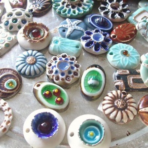 Модные украшения из керамики